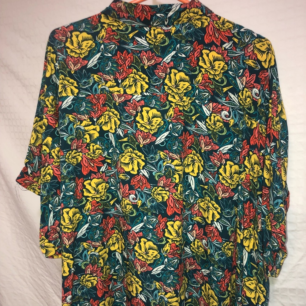 Lularoe Amy women’s button down up top.